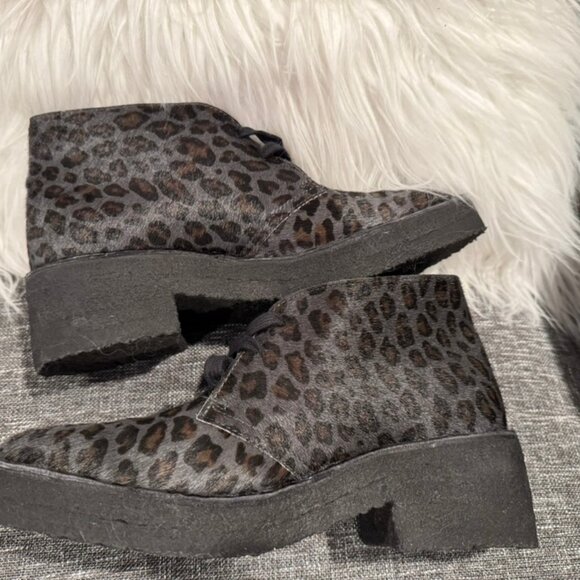 Clarks Originals Arisa Desert Boots – Gray Leopard Haircalf Leather – Size 8.5 - Picture 4 of 9